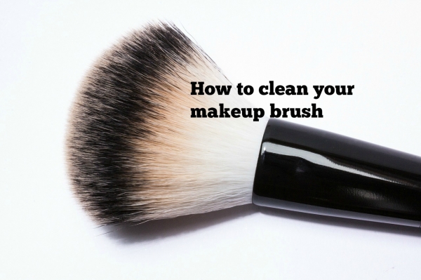 clean-makeup-brush