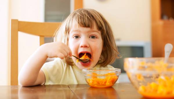 little-girl-eating