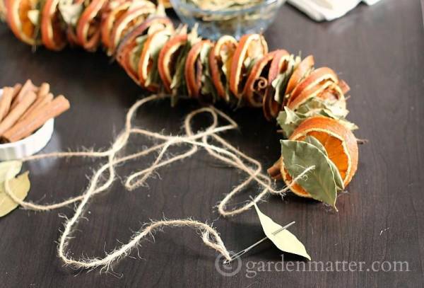 Dried-Orange-Garland-Bay-Leaves-gardenmatter.com_-800x543