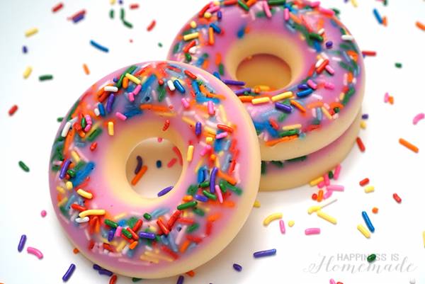 make-your-own-diy-donut-shaped-and-scented-soap